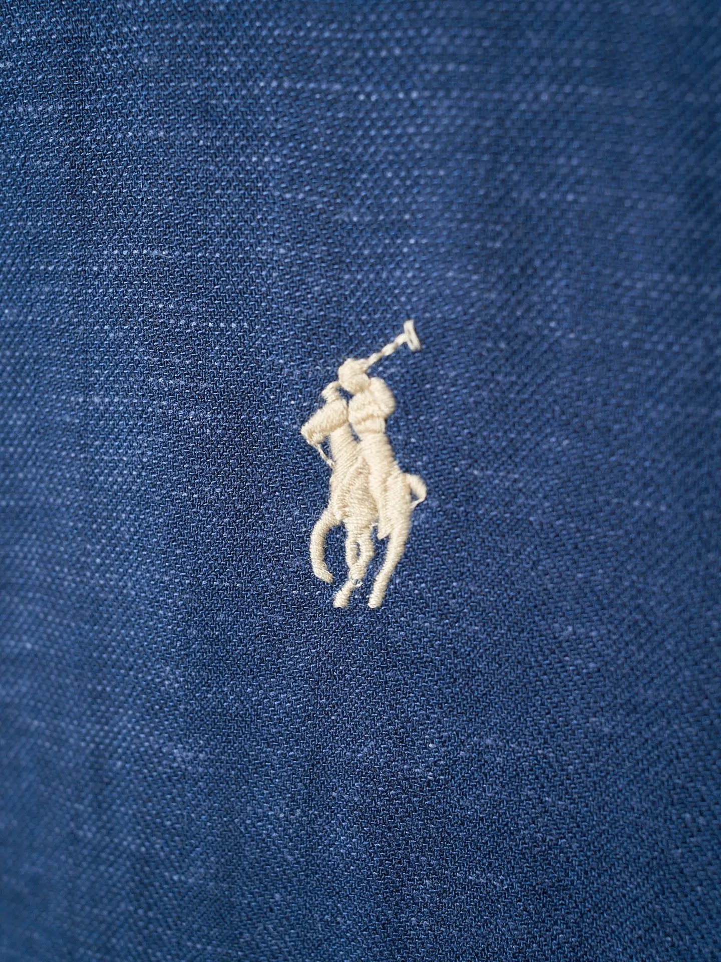 P590 Actual auction] Ralph Lauren/Ralph Lauren Pony logo embroidered reversible jacket [Ready stock] S M L Like the pocket watch gear of an old-school gentleman. The other side is made of matte moiré taffeta, which brings a sense of relaxation. Casual and casual gene. Exquisite pony logo embellishes it. It is highly recognizable. The classic stand-up collar is closed with three hidden buckle tabs. Simplicity controls complexity. The design philosophy hidden in the details. Double-sided style. Hide old money and relaxation in one garment. Imported machine embroidery technology is used. Advanced computer control system and precise mechanical components are used to realize the iconic pony embroidery operation. High precision. Smooth and delicate lines. Template machine bag opening. Preset templates guide the position, shape and size of the bag. Accuracy ensures the quality of the bag opening effect. Ergonomic three-dimensional tailoring. Return to traditional craftsmanship. Through segmentation, folding, shrinking and stretching techniques. The so-called slow work produces fine work, which is respect for the material. The pursuit of feel. The workmanship is complex and tedious. Slow aging and high loss. The fabrics have been washed and have a better hand feel. Not easy to deform and not easy to shrink. Not easy to fade, maintain long-term beauty, and fit well.